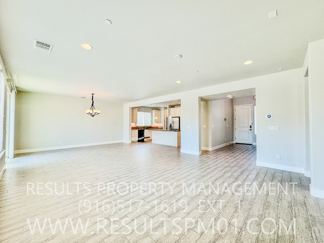 Building Photo - Gorgeous Upgraded 4 Bedroom Home