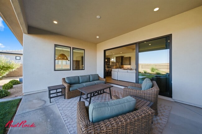Building Photo - 4 Bedroom Home with Gorgeous Views