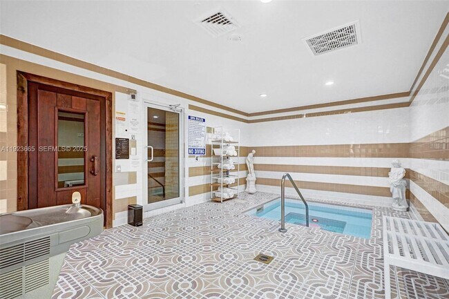 Building Photo - 10101 Collins Ave