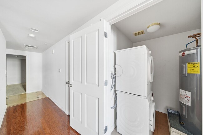 Building Photo - 914 Main St