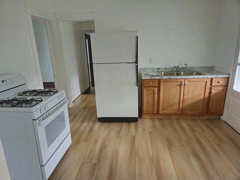 Building Photo - 912 E 2nd St