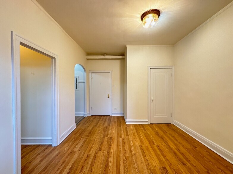 Building Photo - 2536 N Sawyer Ave