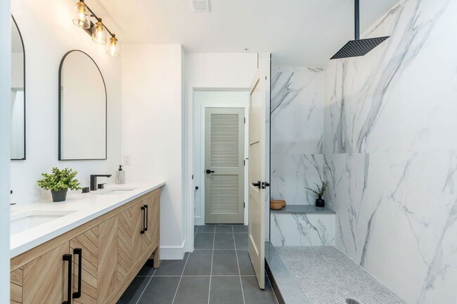 Building Photo - 609 S Orianna St