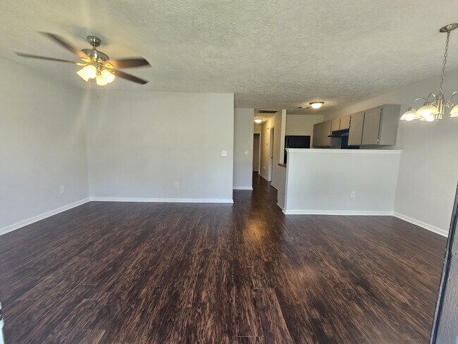 Building Photo - 117 Hunt Club Ct