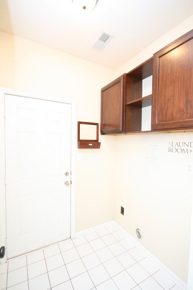 Building Photo - 215 River Oaks Dr