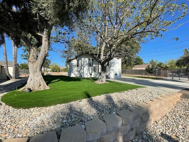 Building Photo - Cute 3 Bedroom