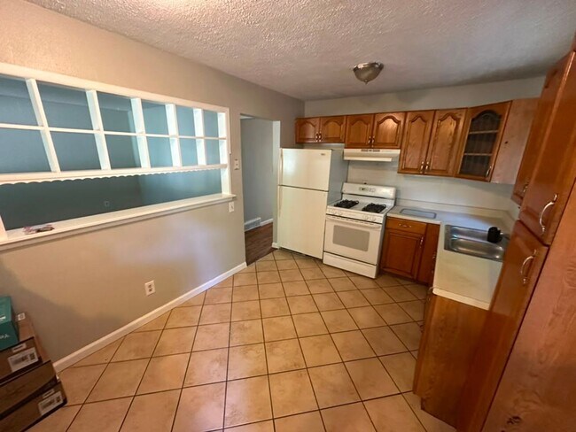 Building Photo - Awesome Eastpointe Ranch with finished basement