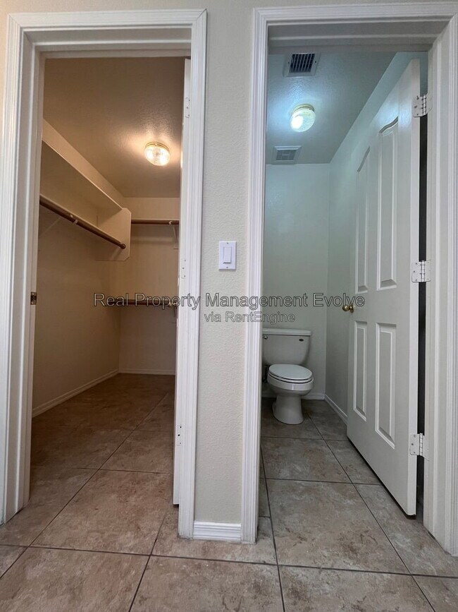 Building Photo - 2335 E Aire Libre Ave