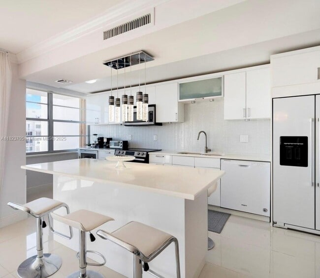 Building Photo - 18071 Biscayne Blvd