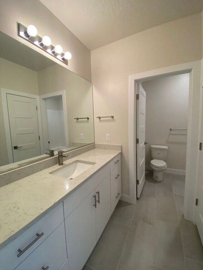 Building Photo - Beautiful townhome In Crimson Park