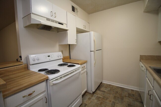 Building Photo - 2BR/2BA 1st-Floor Condo in West Pensacola ...