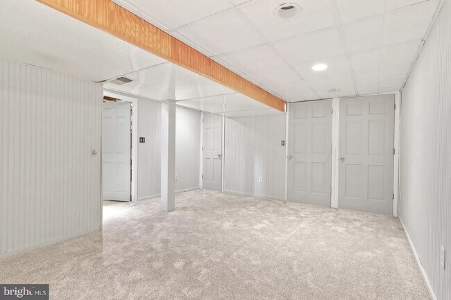 Building Photo - Picture-Perfect 2 Bedroom Home!