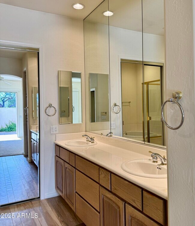 Building Photo - 7307 E Vaquero Dr