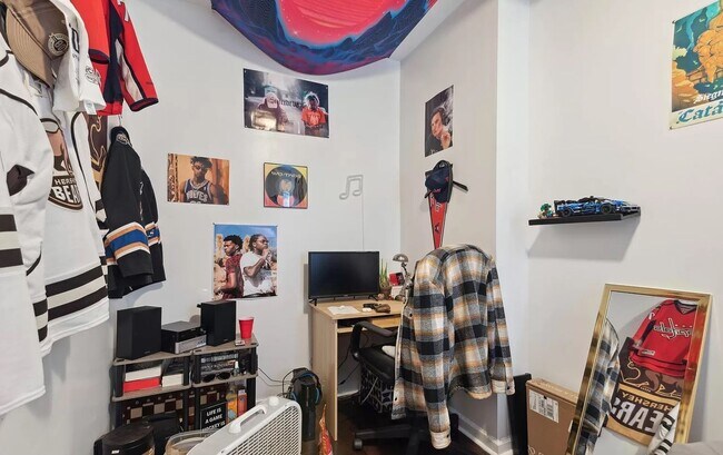 Building Photo - Stunning 6-Bedroom Townhome Near Temple University! Available August 2026!