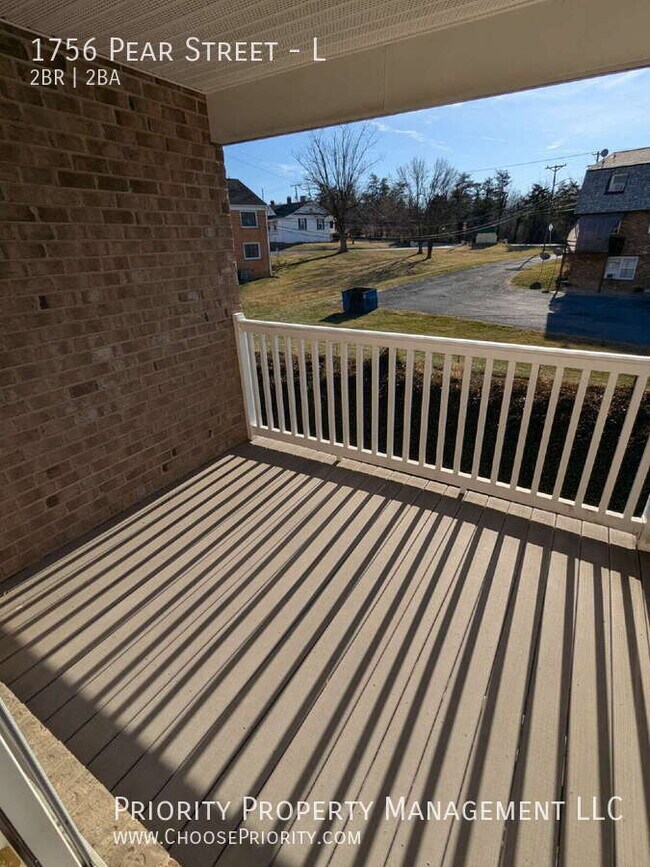 Building Photo - 1756 Pear St