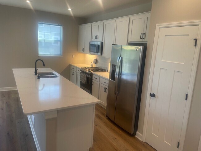 Building Photo - 873 Roselyn Dr