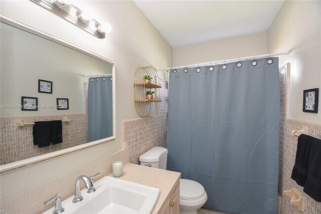 Building Photo - 609 S Crescent Dr