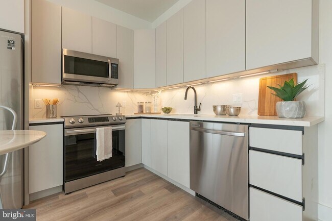 Building Photo - 1421 E Columbia Ave