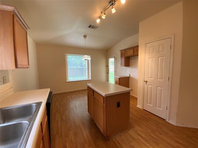 Building Photo - 2402 Hallie Ln