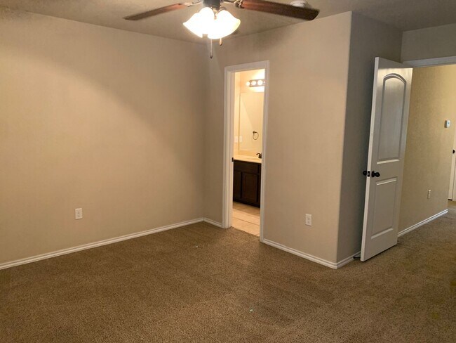 Building Photo - 2 Story Duplex / Interior Washer & Dryer C...