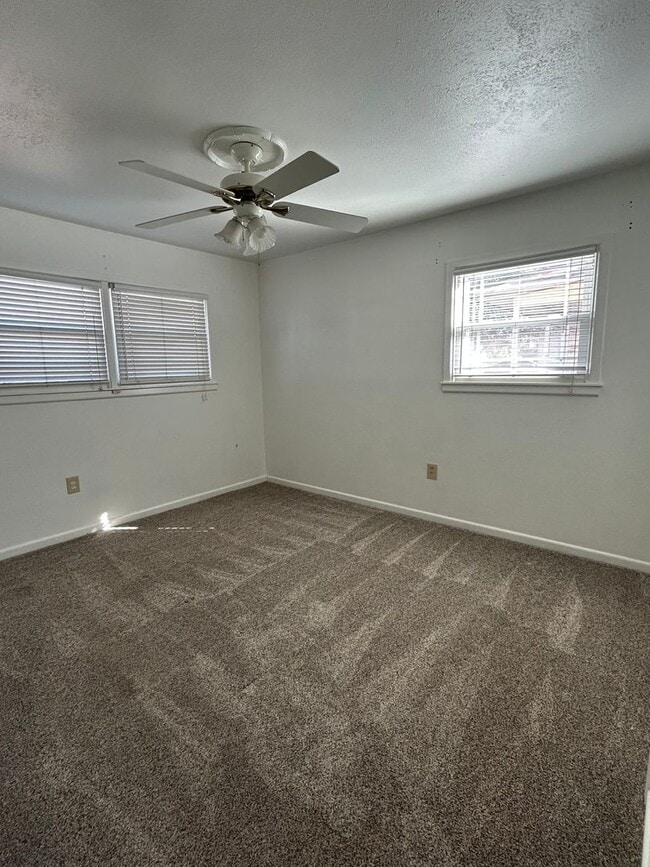 Building Photo - Charming Family Home Near John Ireland Ele...