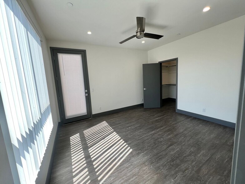 Building Photo - 6437 W 86th Pl