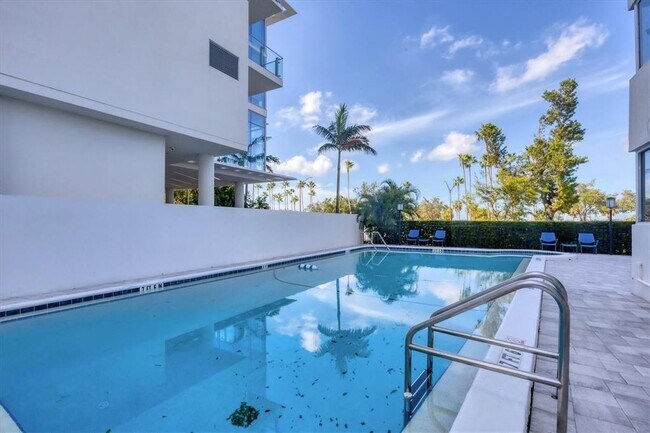 Building Photo - 555 S Gulfstream Ave