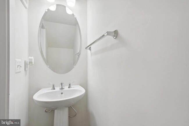 Building Photo - 55 Silverway Dr