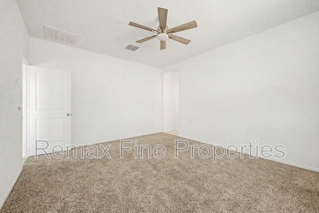 Building Photo - 1566 E Fletcher Dr