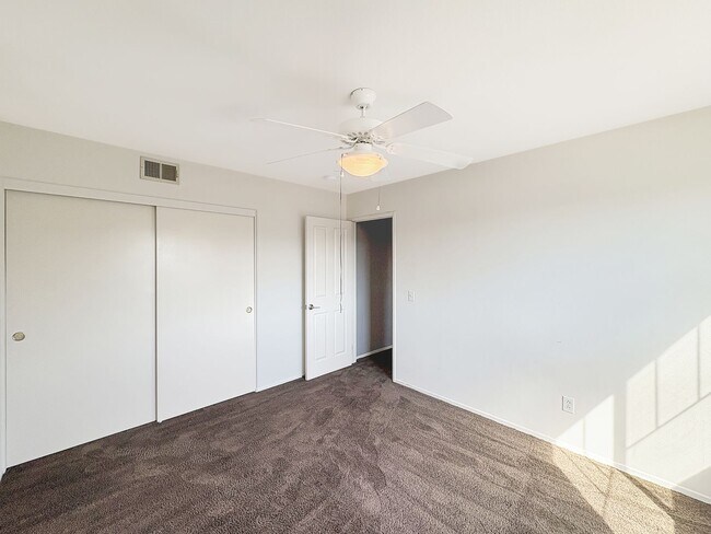 Building Photo - Beautiful 4B/3BA house w/ large backyard i...