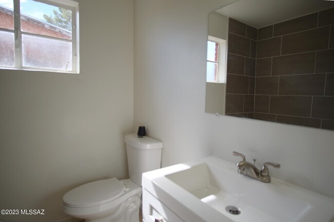 Building Photo - 721 E Joan Pl