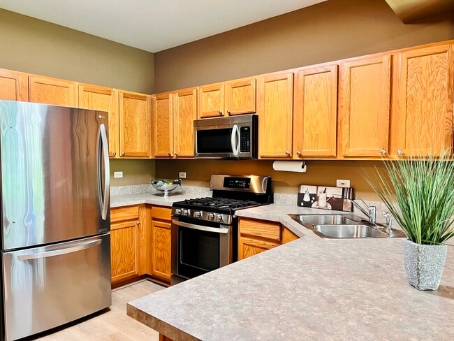Building Photo - 625 Shakespeare Dr