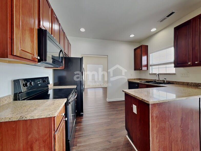 Building Photo - 547 Rockbridge Dr