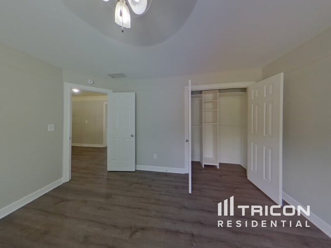 Building Photo - 5630 Vicarage Walk
