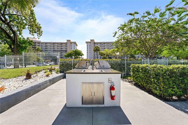 Building Photo - 2671 S Course Dr