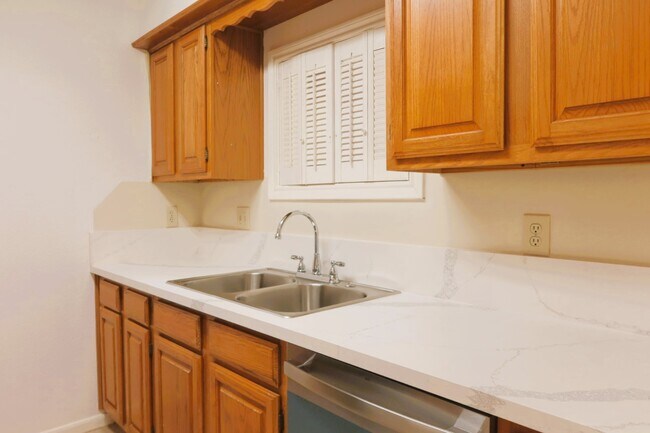 Building Photo - 1311 Antoine Dr