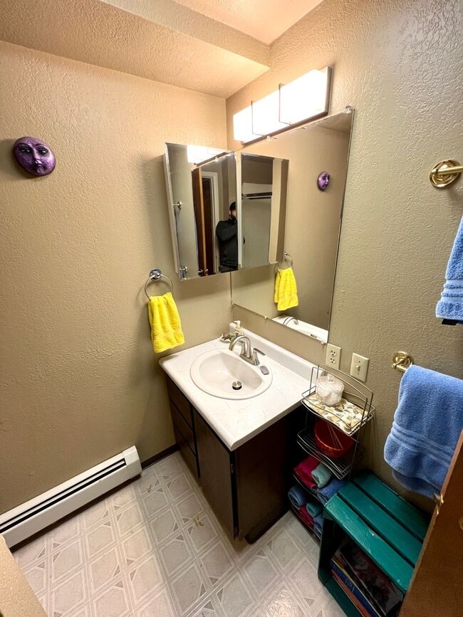 Building Photo - Pet Friendly 4 Bed 3 Bath Single Family Home on Westside W/ Fully Fenced yard, Attached Garage!