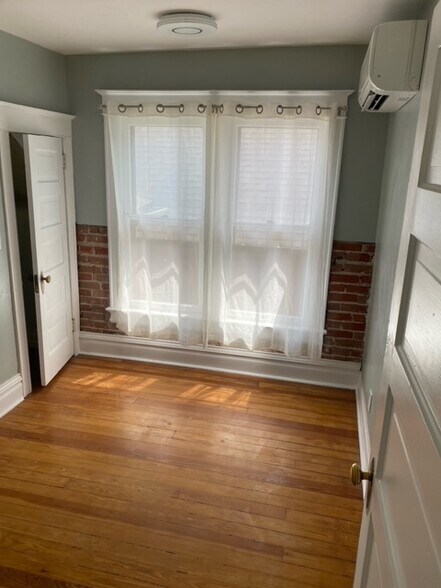 Small Bedroom or Office 8' x 10' w 10' deep closet - 2918 N Gaylord St