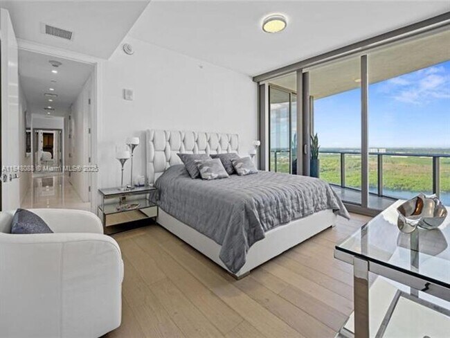 Building Photo - 15701 Collins Ave