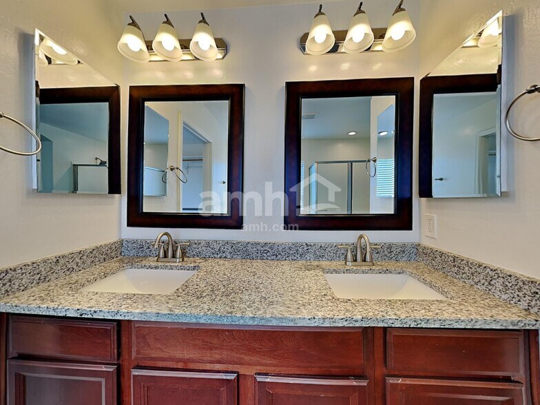 Building Photo - 7825 S 73rd Ln