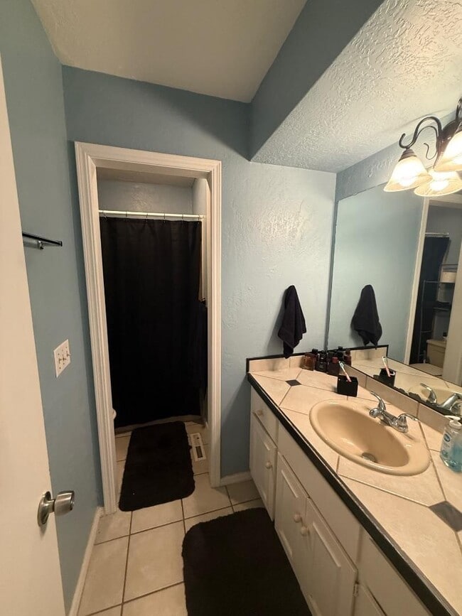 Building Photo - 3 Bed 2 Bath Home For Lease August 1!