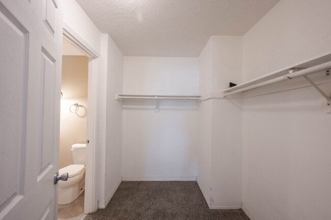 Building Photo - "Charming 2-Bedroom Townhouse Retreat with 2 Full Baths in Fishers – Spacious 1,522 Sq Ft Living!"