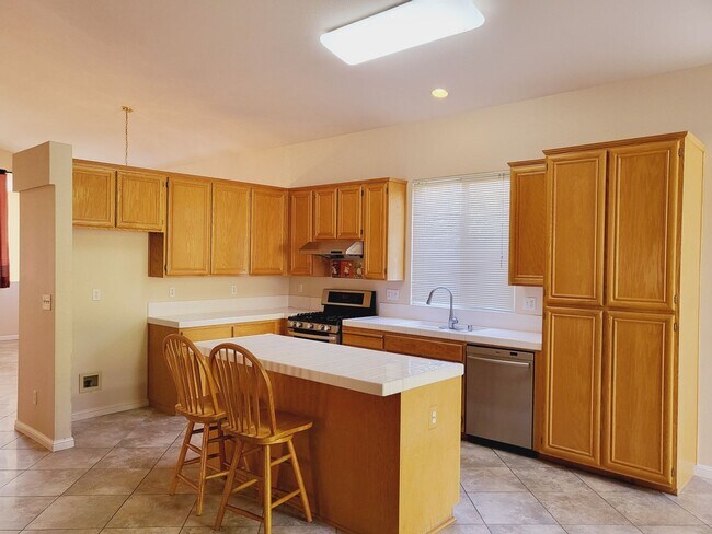 Building Photo - Very Nice Single Story Home