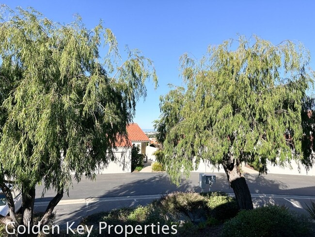 Building Photo - Welcome to this charming 2-bedroom, 2-bathroom downstairs end unit in Alta Mira in Carlsbad!!