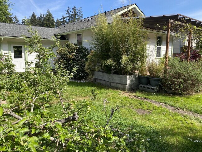 Building Photo - Single-family 3-bedroom home in a desirable neighborhood in town!
