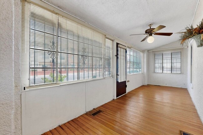 Building Photo - Downtown BUNGALOW 2 Bedroom 1 Bath