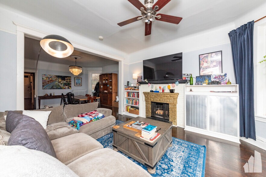 Building Photo - 842 W Waveland Ave