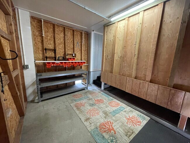 Building Photo - 6153 Kalaniana?ole Hwy