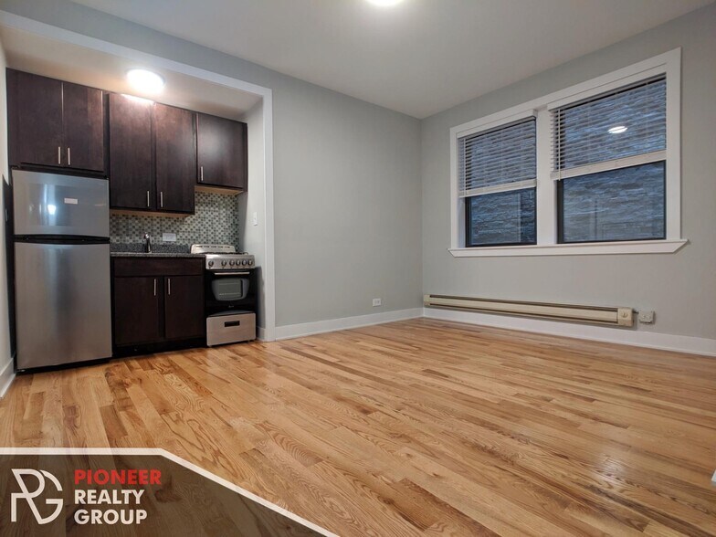 Building Photo - 4542 N Damen Ave