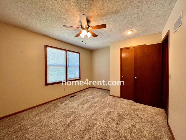 Building Photo - Cozy Duplex w/ Plenty of Space, LVP Flooring and a Fenced Yard!